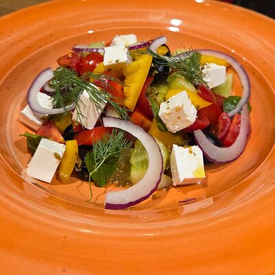 Салат греческий в Опера траттория по цене 800 ₽