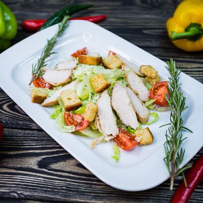 Салат Цезарь в Шеф рекомендует шашлыки по цене 715 ₽