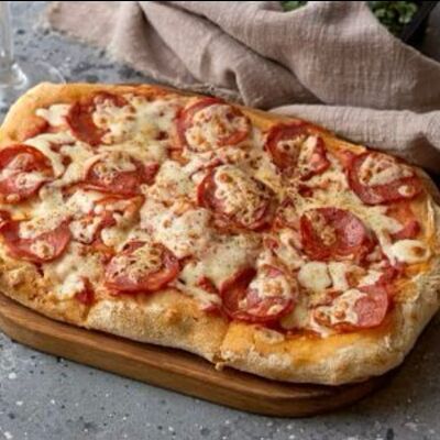 Пицца с пикантной чоризо в Хлеб & Булки по цене 790 ₽