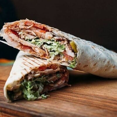 Шаурма с курицей в белом лаваше в Шаурма на Федосеенко по цене 390 ₽