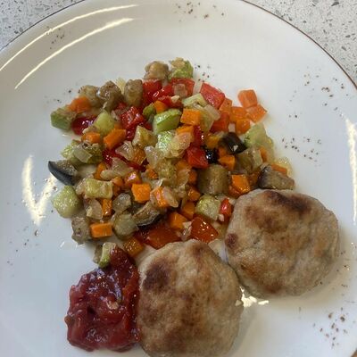 Котлета домашняя с овощным рагу в Кофеин по цене 350