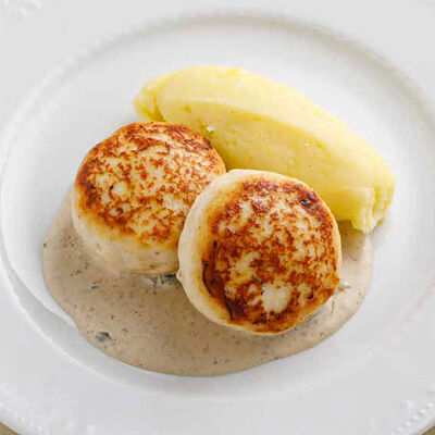 Котлеты из индейки с грибным соусом в Волга-Волга по цене 890 ₽