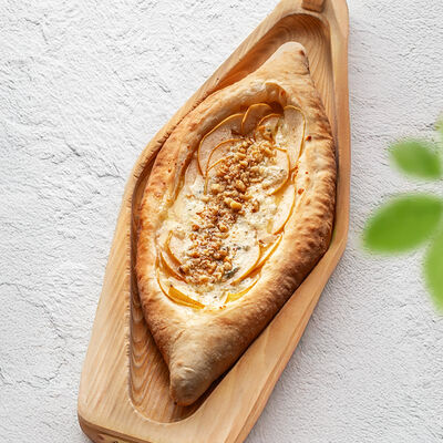 Хачапури Лодочка с грушей и сыром дорблю в ЮжанеГорожане по цене 658 ₽