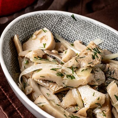 Грузди соленые с маслом и луком в Карас по цене 770 ₽