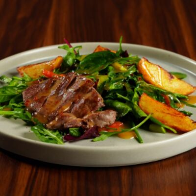 Теплый салат с говядиной в Монтесори Lounge по цене 931 ₽