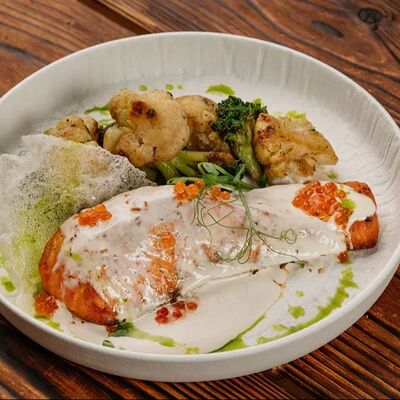 Стейк из семги с брокколи и цветной капустой под сливочным соусом в Arnamal по цене 2150 ₽