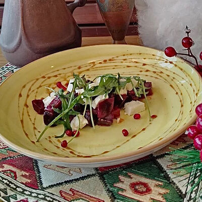 Салат с печёной свеклой и домашним сыром в Да хинкали! по цене 490 ₽