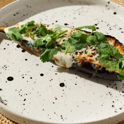 Запеченный баклажан в томатном соусе под одеялом из моцареллы в En Ferio по цене 480 ₽