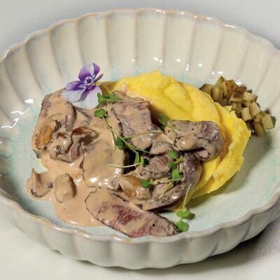 Строганов из телятины с картофельным пюре и малосольными огурцами в Гоголь по цене 950 ₽