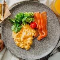 Скрэмбл с лососем и авокадо смэш в Bestie