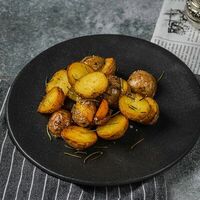 Картофель с чесноком и розмарином в La' Room