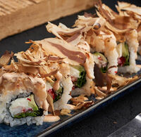 Ролл с крабом и запеченым морским гребешком в Mojo