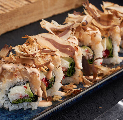 Ролл с крабом и запеченым морским гребешком в Mojo по цене 690