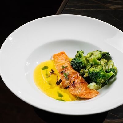 Лосось с брокколи с кремом из кукурузыв Вартазия по цене 1750 ₽