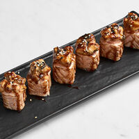 Ролл опаленный с лососем и угрем в Mojo