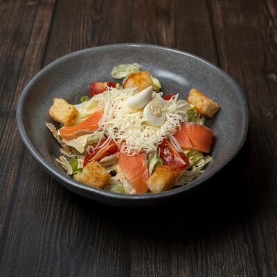 Салат Цезарь со слабосоленой рыбой в Прожар по цене 930 ₽