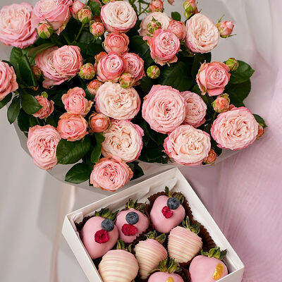 Набор из клубники в шоколаде и букета кустовых роз №36 в SOK - клубника в шоколаде по цене 6490 ₽