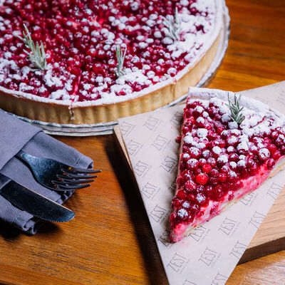 Тарт с брусникой и розмарином в Zest Coffee & Wine по цене 470 ₽