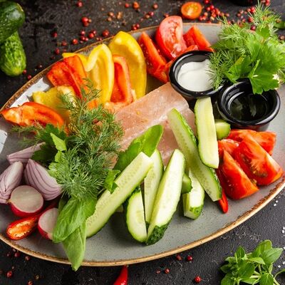 Свежие овощи со сметаной в Сытый Лось по цене 690 ₽