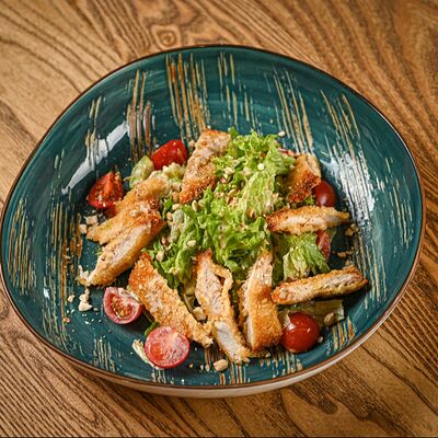 Салат с хрустящим цыпленком в Зоя в планке по цене 620 ₽