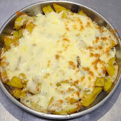 Сковородка с курицей и сыром в Паркофка по цене 400 ₽