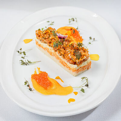 Мимоза с форелью и красной икрой в Sabor de la Vida по цене 980 ₽