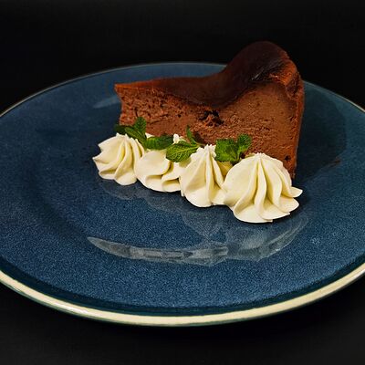 Баскский шоколадный чизкейк со сливочно-мятным муссом в Байский по цене 620 ₽