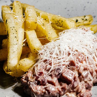 Тартар из говядины с копчёным айоли и картофелем фри в Гастробар PINCH по цене 730 ₽