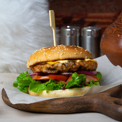 Бургер с говяжьей котлетой в Папаха по цене 650 ₽