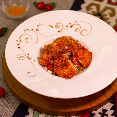 Овощной салат с куриными бедрышками в панировке в Хан Булак по цене 560 ₽