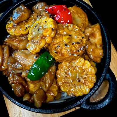 Курица с кукурузой на чугуне в Панда сад по цене 770 ₽