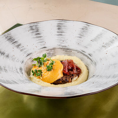 Бифштекс с картофельным пюре и сырным муссом в Муссоны по цене 830 ₽