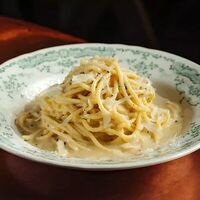 Спагетти Качо-э-пепе в Мона