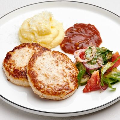 Куриные котлеты с картофельным пюре, овощами и сальсой в Benedict breakfast & lounge по цене 790 ₽
