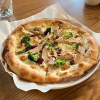 Пицца с курицей и брокколи в сливочном соусе в Buonamici