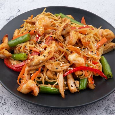 Лапша яичная с курицей и креветкой под соусом терияки в Суши Мастер по цене 299 ₽