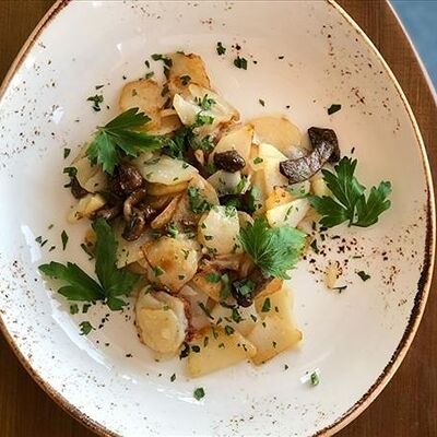 Картофель жареный с грибами в Чайник по цене 280 ₽