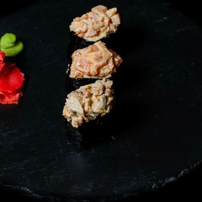 Гункан Спайси с лососем в Роллс ройс по цене 220 ₽