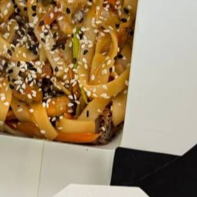 Удон с курицей и овощами в сливочном соусе в Byfoodzee по цене 369 ₽