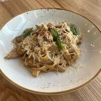 Феттуччини с грибами и курицей в Брюссель