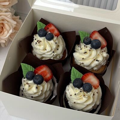 Капкейки с ягодами коричневыев Кондитерская Конфетка Питер по цене 1200 ₽