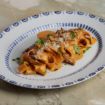 Паппарделле с белыми грибами, соус из вяленых томатов, трюфель в Ivanka по цене 2460 ₽