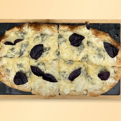 Римская пицца Четыре Сыра в Коко Point по цене 600 ₽