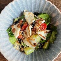 Салат с жареным халуми и свежими овощами в More More