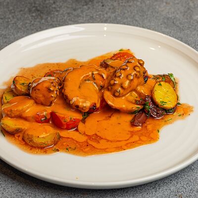 Осьминог на гриле с томатами и картофелем в 321 Club by Novikov по цене 1730