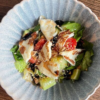 Салат с жареным халуми и свежими овощами в More More по цене 445