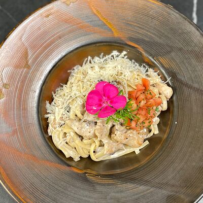 Паста с индейкой, грибами и трюфелемв Kirova street по цене 460 ₽