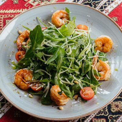 Руккола с креветками в Голд Сити по цене 1320 ₽