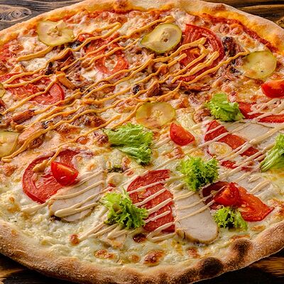 Дуэт №2 Цезарь со рваной свининой в смокерев Чили-Pizza по цене 850 ₽