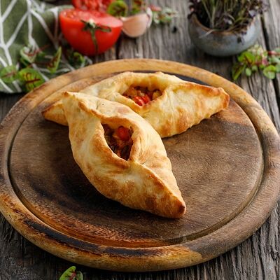 Мини-хачапури из слоенного теста с овощами в Баклажан в ТЦ 